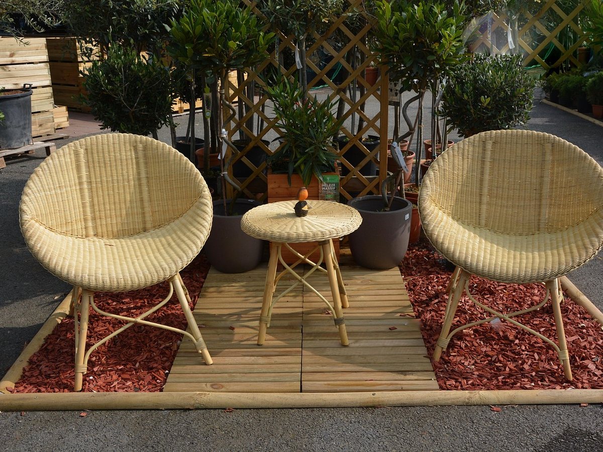 Fauteuils de jardin face à la nature, moment de calme et de lâcher-prise